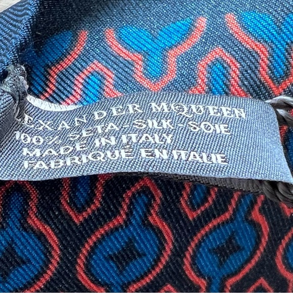 Alexander Mc Queen keyhole skull silk twill scarf 17x17 - Picture 7 of 9